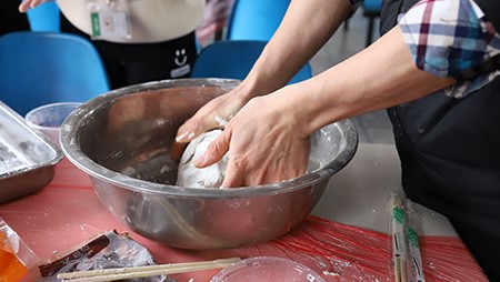 正月十五鬧元宵，歡歡喜喜包湯圓